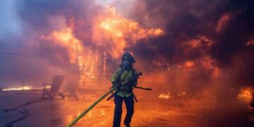 Incendios en California desatan caos, evacuaciones y pánico – VIDEOS