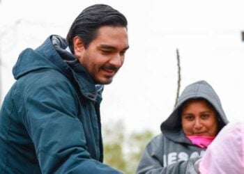 Inició Carlos Peña Ortiz Imparable Programa de Becas en visita casa por casa