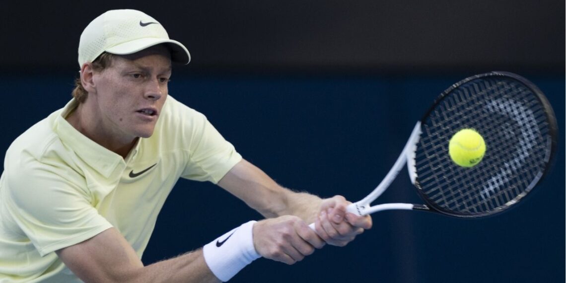 Jannik Sinner remonta y avanza en el Abierto de Australia