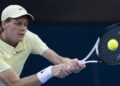 Jannik Sinner remonta y avanza en el Abierto de Australia