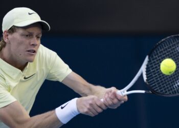 Jannik Sinner remonta y avanza en el Abierto de Australia