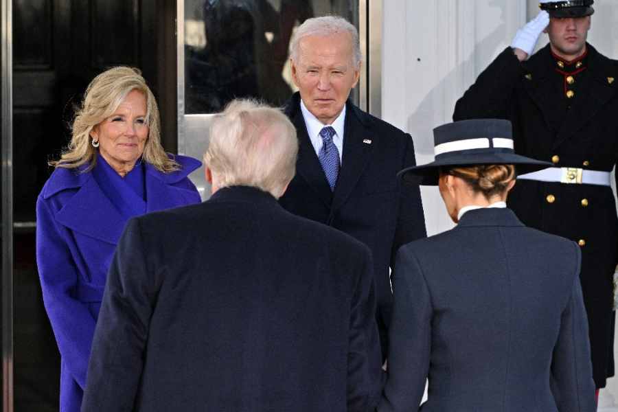 Joe Biden se despide de la Casa Blanca con una última foto oficial y recibe a los Trump 