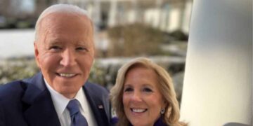 Joe Biden se despide de la Casa Blanca con una última foto oficial y recibe a los Trump