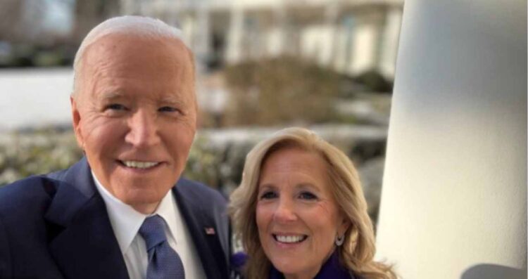 Joe Biden se despide de la Casa Blanca con una última foto oficial y recibe a los Trump