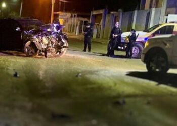 El exceso de velocidad provocó que un joven perdiera el control de su vehículo durante la madrugada en la calle Abasolo, terminando con lesiones que requirieron su traslado al Hospital General en San Fernando. El accidente ocurrió en la intersección con Leyes de Reforma. En ese lugar, el conductor identificado como Librado y residente de la colonia Ribereña, conducía una camioneta Cherokee, al parecer a alta velocidad.  Choca contra poste en San Fernando  Al ir circulando, pierde el control del volante y se impacta aparatosamente contra un poste de telefonía, resultando lesionado. Hasta el lugar llegaron elementos de Tránsito municipal para tomar conocimiento del incidente y determinar las responsabilidades correspondientes. Por su parte, personal de Protección Civil municipal trasladó al joven al Hospital General para que recibiera atención médica debido a las lesiones sufridas en el choque. Te puede interesar: Muere motociclista en carretera al Mezquital en Matamoros 