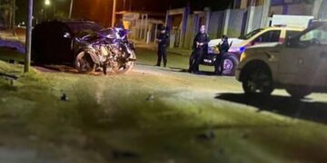 El exceso de velocidad provocó que un joven perdiera el control de su vehículo durante la madrugada en la calle Abasolo, terminando con lesiones que requirieron su traslado al Hospital General en San Fernando. El accidente ocurrió en la intersección con Leyes de Reforma. En ese lugar, el conductor identificado como Librado y residente de la colonia Ribereña, conducía una camioneta Cherokee, al parecer a alta velocidad.  Choca contra poste en San Fernando  Al ir circulando, pierde el control del volante y se impacta aparatosamente contra un poste de telefonía, resultando lesionado. Hasta el lugar llegaron elementos de Tránsito municipal para tomar conocimiento del incidente y determinar las responsabilidades correspondientes. Por su parte, personal de Protección Civil municipal trasladó al joven al Hospital General para que recibiera atención médica debido a las lesiones sufridas en el choque. Te puede interesar: Muere motociclista en carretera al Mezquital en Matamoros 