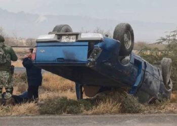 Joven conductora pierde el control de su camioneta y vuelca en la carretera Jiménez-Gómez Palacio
