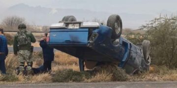 Joven conductora pierde el control de su camioneta y vuelca en la carretera Jiménez-Gómez Palacio