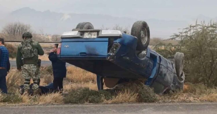 Joven conductora pierde el control de su camioneta y vuelca en la carretera Jiménez-Gómez Palacio