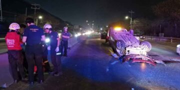Jovencito vuelca su auto en el bulevar Díaz Ordaz en San Pedro, Nuevo León