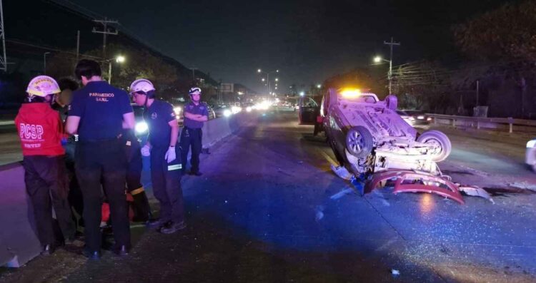 Jovencito vuelca su auto en el bulevar Díaz Ordaz en San Pedro, Nuevo León