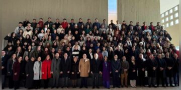 La Universidad Autónoma de Nuevo León (UANL) dio la bienvenida a 165 estudiantes mexicanos y extranjeros que cursarán el semestre enero-junio 2025 como parte del Programa de Movilidad Nacional e Internacional. Durante el evento, el rector Santos Guzmán López destacó el esfuerzo de la UANL por fomentar la movilidad académica, actualizando convenios con instituciones extranjeras. “Buscamos semestre tras semestre actualizar nuestros convenios de movilidad con instituciones extranjeras, buscando lo mismo que estamos haciendo aquí, que nuestros alumnos también vivan una experiencia de movilidad fuera del país”, señaló. Este ciclo escolar, la UANL recibirá a 106 estudiantes provenientes de 24 universidades de todo México, quienes se integrarán a programas de licenciatura y posgrado. Además, 59 jóvenes de 13 países de América Latina, Europa y Asia realizarán estancias académicas, investigaciones o rotaciones médicas en la institución. Universidad de Nuevo León realiza  intercambio La secretaria de Relaciones Internacionales de la UANL, Sandra Nora González Díaz, subrayó la importancia de crear conexiones culturales entre los alumnos de países como Corea, España, Finlandia, India, Italia y Ucrania. También destacó la llegada de estudiantes de América Latina, incluidos Brasil, Chile, Colombia, Costa Rica, Ecuador, Honduras y Perú. De los 19 alumnos peruanos, cinco estarán de forma presencial, mientras que 14 cursarán sus estudios a distancia. Los estudiantes internacionales compartieron su entusiasmo por esta experiencia. Resaltando no solo el aprendizaje académico, sino también el impacto personal que esperan llevarse de Monterrey y de la UANL. José Sebastián Guzmán, de la Universidad de Ixtlahuaca (Estado de México), afirmó: “El intercambio no solo es para aprender nuevos conocimientos, sino que sus experiencias y su forma de ver la vida van a cambiar totalmente. No tengan miedo a lo desconocido”. Kyosung Lee, estudiante coreano que cursará en el Centro de Estudios Asiáticos, comentó: “Yo pienso que la Universidad es muy agradable, con personas muy valiosas que están dispuestas a ayudar a otros. Estoy muy feliz por todo lo que viene, la comida es increíble y toda su gente”. Por su parte, Gabriela Sezefredo, de la Universidad de Sao Paulo, quien estudiará en la Facultad de Enfermería, expresó: “Venir a la Universidad Autónoma de Nuevo León es una oportunidad excelente para perfeccionar mis estudios y estoy muy contenta porque quería vivir algo nuevo. Considero que Monterrey cumple con todo para sobresalir”. Flavia Candido Ribeiro, también de la Universidad de Sao Paulo, destacó su interés en los programas de sustentabilidad de la UANL y mencionó: “Tuve una clase y mi profesora fue muy buena. Estoy feliz de estar en la Ciudad de las Montañas, aunque nos tocó algo de frío”. Finalmente, Marta Martínez Sabroso, estudiante española de la Universidad Castilla La Mancha, que cursará en la Facultad de Psicología, comentó: “México es un país con muchísima cultura y la gente me ha tratado muy bien. Así que venir acá es un sueño y espero llevarme gratos recuerdos de esta Universidad que me ha abierto las puertas con tanto cariño”. La UANL reafirma su compromiso de ser un puente académico y cultural para estudiantes de todo el mundo, brindándoles una experiencia que trasciende las aulas y enriquece sus vidas de manera integral.  Te puede interesar: Presunto maltrato obliga a niño a huir de su casa en Salinas Victoria, Nuevo León