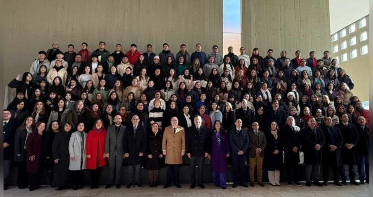 La Universidad Autónoma de Nuevo León (UANL) dio la bienvenida a 165 estudiantes mexicanos y extranjeros que cursarán el semestre enero-junio 2025 como parte del Programa de Movilidad Nacional e Internacional. Durante el evento, el rector Santos Guzmán López destacó el esfuerzo de la UANL por fomentar la movilidad académica, actualizando convenios con instituciones extranjeras. “Buscamos semestre tras semestre actualizar nuestros convenios de movilidad con instituciones extranjeras, buscando lo mismo que estamos haciendo aquí, que nuestros alumnos también vivan una experiencia de movilidad fuera del país”, señaló. Este ciclo escolar, la UANL recibirá a 106 estudiantes provenientes de 24 universidades de todo México, quienes se integrarán a programas de licenciatura y posgrado. Además, 59 jóvenes de 13 países de América Latina, Europa y Asia realizarán estancias académicas, investigaciones o rotaciones médicas en la institución. Universidad de Nuevo León realiza  intercambio La secretaria de Relaciones Internacionales de la UANL, Sandra Nora González Díaz, subrayó la importancia de crear conexiones culturales entre los alumnos de países como Corea, España, Finlandia, India, Italia y Ucrania. También destacó la llegada de estudiantes de América Latina, incluidos Brasil, Chile, Colombia, Costa Rica, Ecuador, Honduras y Perú. De los 19 alumnos peruanos, cinco estarán de forma presencial, mientras que 14 cursarán sus estudios a distancia. Los estudiantes internacionales compartieron su entusiasmo por esta experiencia. Resaltando no solo el aprendizaje académico, sino también el impacto personal que esperan llevarse de Monterrey y de la UANL. José Sebastián Guzmán, de la Universidad de Ixtlahuaca (Estado de México), afirmó: “El intercambio no solo es para aprender nuevos conocimientos, sino que sus experiencias y su forma de ver la vida van a cambiar totalmente. No tengan miedo a lo desconocido”. Kyosung Lee, estudiante coreano que cursará en el Centro de Estudios Asiáticos, comentó: “Yo pienso que la Universidad es muy agradable, con personas muy valiosas que están dispuestas a ayudar a otros. Estoy muy feliz por todo lo que viene, la comida es increíble y toda su gente”. Por su parte, Gabriela Sezefredo, de la Universidad de Sao Paulo, quien estudiará en la Facultad de Enfermería, expresó: “Venir a la Universidad Autónoma de Nuevo León es una oportunidad excelente para perfeccionar mis estudios y estoy muy contenta porque quería vivir algo nuevo. Considero que Monterrey cumple con todo para sobresalir”. Flavia Candido Ribeiro, también de la Universidad de Sao Paulo, destacó su interés en los programas de sustentabilidad de la UANL y mencionó: “Tuve una clase y mi profesora fue muy buena. Estoy feliz de estar en la Ciudad de las Montañas, aunque nos tocó algo de frío”. Finalmente, Marta Martínez Sabroso, estudiante española de la Universidad Castilla La Mancha, que cursará en la Facultad de Psicología, comentó: “México es un país con muchísima cultura y la gente me ha tratado muy bien. Así que venir acá es un sueño y espero llevarme gratos recuerdos de esta Universidad que me ha abierto las puertas con tanto cariño”. La UANL reafirma su compromiso de ser un puente académico y cultural para estudiantes de todo el mundo, brindándoles una experiencia que trasciende las aulas y enriquece sus vidas de manera integral.  Te puede interesar: Presunto maltrato obliga a niño a huir de su casa en Salinas Victoria, Nuevo León
