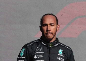 Lewis Hamilton sufre accidente durante pruebas en Barcelona, pero sale ileso