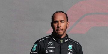 Lewis Hamilton sufre accidente durante pruebas en Barcelona, pero sale ileso