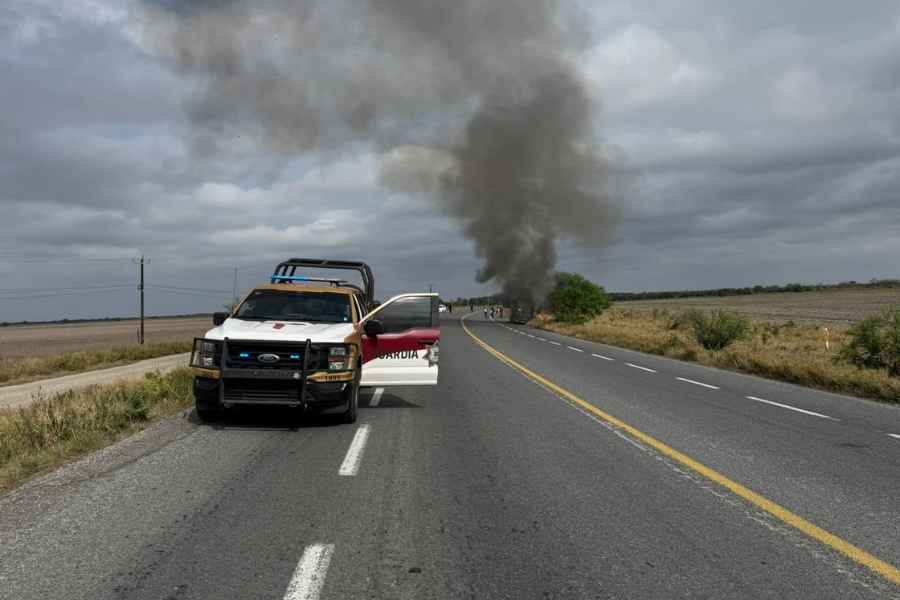 camioneta consumida por el fuego