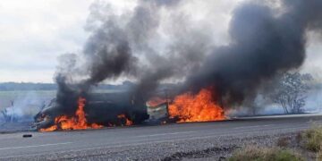 camioneta consumida por el fuego