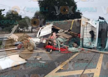 Maniobra prohibida causa choque y volcadura en la carretera Victoria-Monterrey