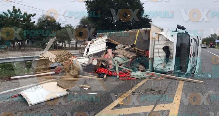 Maniobra prohibida causa choque y volcadura en la carretera Victoria-Monterrey