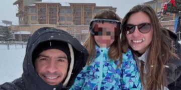 Mauricio Ochmann disfruta de unas vacaciones con sus hijas