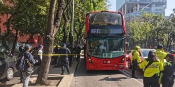 Metrobús se impacta contra un árbol en Paseo de la Reforma en la Alcaldía Cuauhtémoc, CDMX