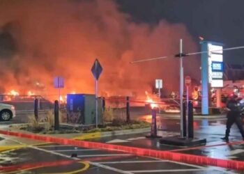 Momento exacto del accidente aéreo en Filadelfia; 6 fallecidos