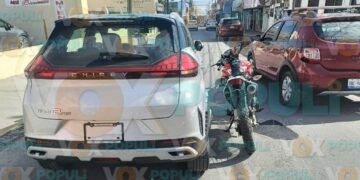 Motociclista choca contra camioneta recién salida de agencia en Ciudad Victoria