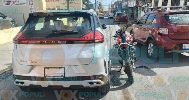 Motociclista choca contra camioneta recién salida de agencia en Ciudad Victoria