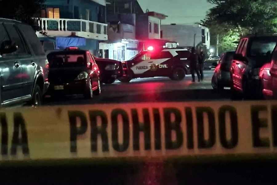 Motociclista muere tras estrellarse contra un poste de la CFE en García, NL