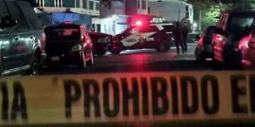 Motociclista muere tras estrellarse contra un poste de la CFE en García, NL