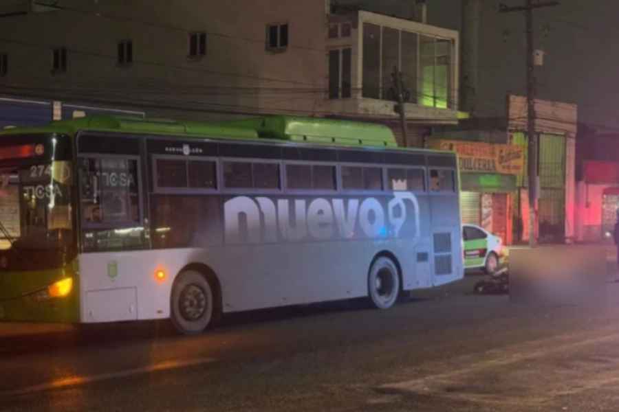 Motociclista pierde la vida al estrellarse contra camión urbano en Guadalupe, Nuevo León