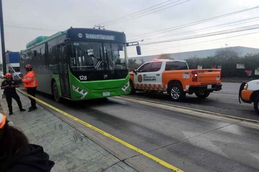 Motociclista pierde la vida al ser impactado por un camión de Ecovía en Guadalupe, NL