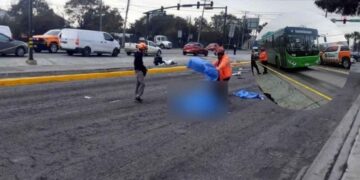 Motociclista pierde la vida al ser impactado por un camión de Ecovía en Guadalupe, NL