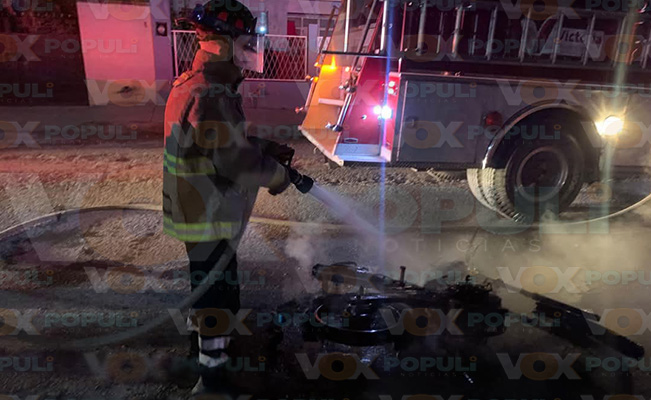 Motociclista pierde su unidad tras incendiarse en calles de Ciudad Victoria