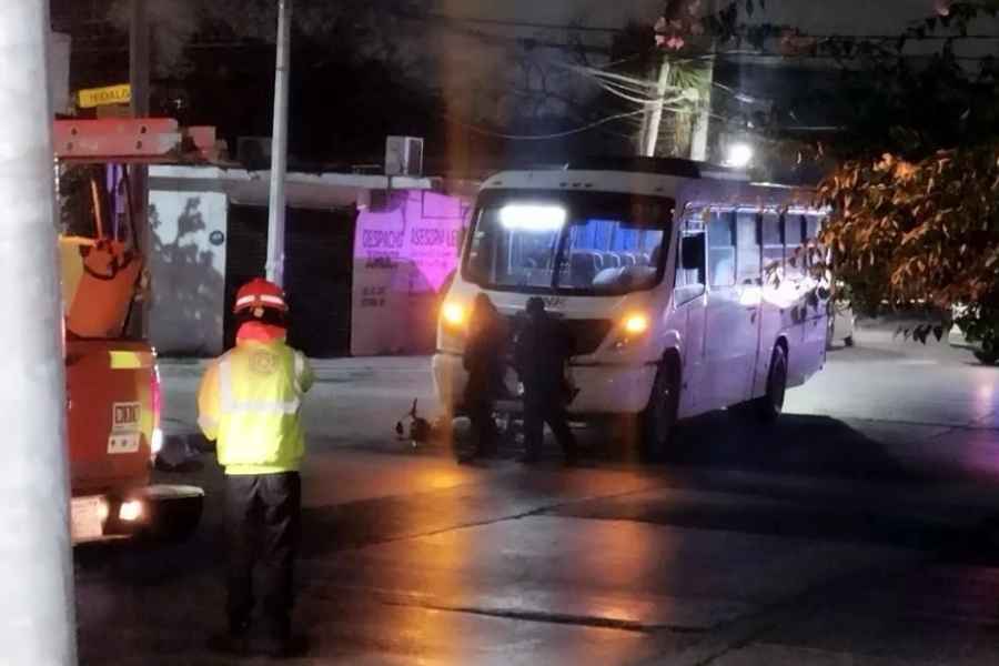 Motociclista queda herido y su acompañante muere tras chocar contra un transporte público en Guadalupe, NL