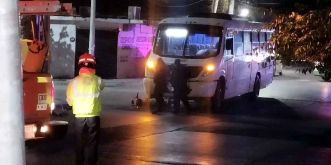 Motociclista queda herido y su acompañante muere tras chocar contra un transporte público en Guadalupe, NL