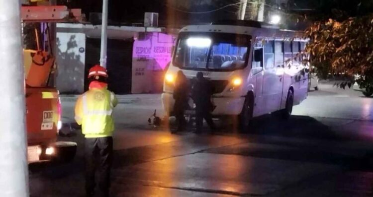 Motociclista queda herido y su acompañante muere tras chocar contra un transporte público en Guadalupe, NL