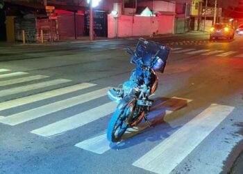 Motociclista queda lesionado al ser impactado por una camioneta en San Pedro, Nuevo León