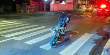 Motociclista queda lesionado al ser impactado por una camioneta en San Pedro, Nuevo León