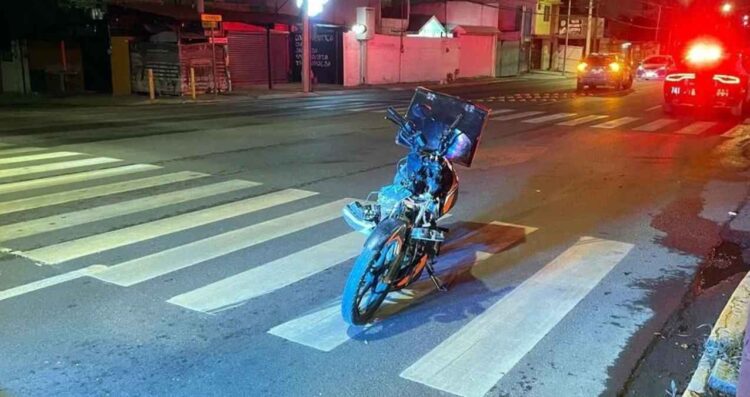 Motociclista queda lesionado al ser impactado por una camioneta en San Pedro, Nuevo León