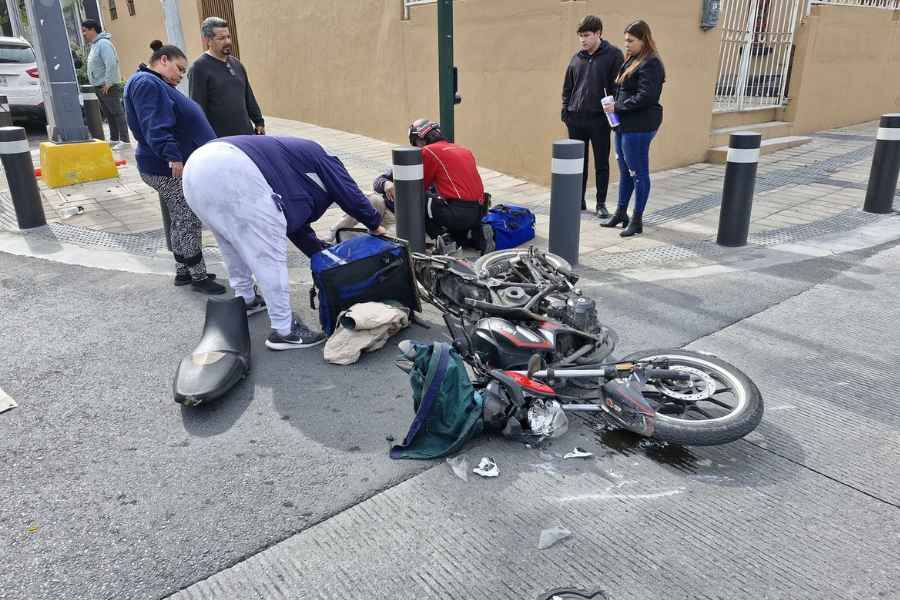 Motociclista resulta herido al chocar con un camión en San Pedro, NL