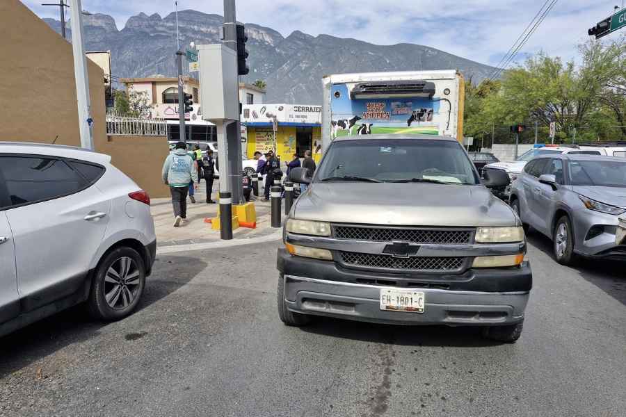 Motociclista resulta herido al chocar con un camión en San Pedro, NL