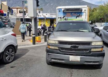 Motociclista resulta herido al chocar con un camión en San Pedro, NL