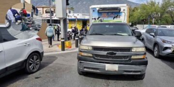 Motociclista resulta herido al chocar con un camión en San Pedro, NL