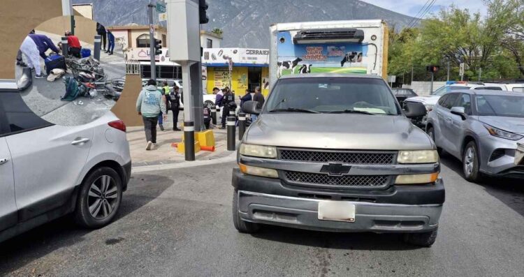 Motociclista resulta herido al chocar con un camión en San Pedro, NL