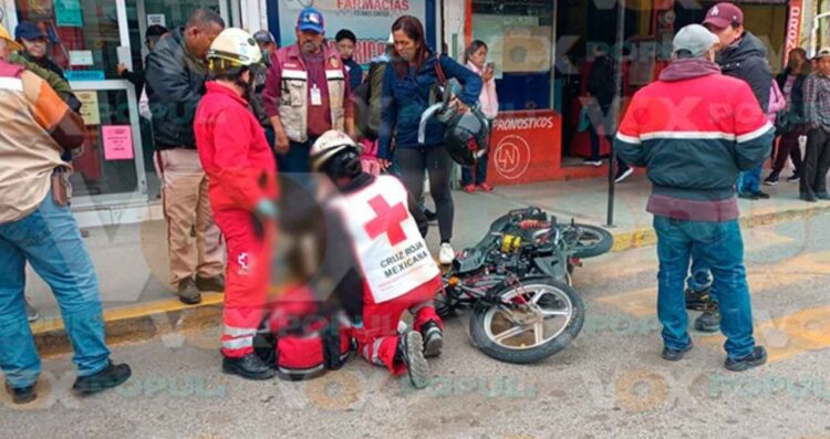 Motociclista resulta lesionado al estrellarse contra una camioneta en Altamira, Tamaulipas