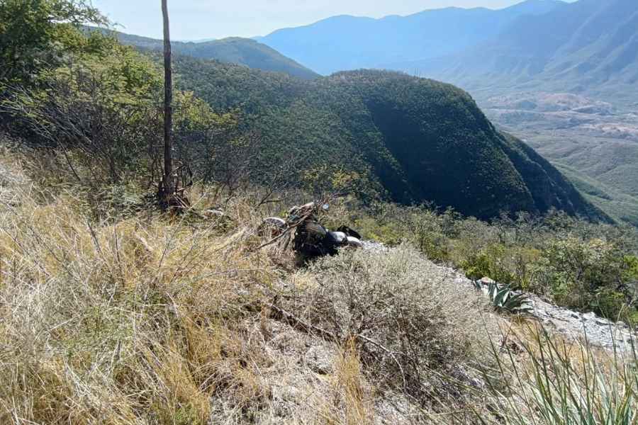 Motociclista sobrevive de milagro tras casi caer a un voladero en la carretera vieja a Tula