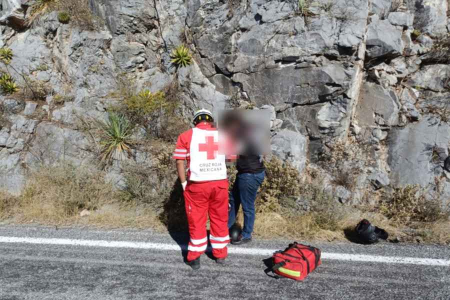 Motociclista sobrevive de milagro tras casi caer a un voladero en la carretera vieja a Tula