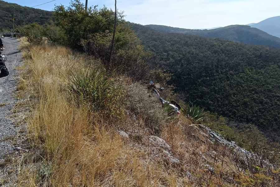 Motociclista sobrevive de milagro tras casi caer a un voladero en la carretera vieja a Tula