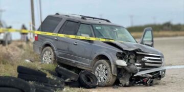 Una tragedia sacudió este lunes la brecha al poblado de Mano de León, cerca de la carretera al Puerto Matamoros, cuando un motociclista perdió la vida al chocar con una camioneta. Su acompañante resultó lesionada, por lo que la trasladaron al Hospital General. La víctima, identificada como Luis, conocido entre sus allegados como "Vili", conducía una motocicleta Ventó. Según los primeros reportes, lo impactó y arrastró una camioneta Ford Expedition conducida por Raquel García Hernández. En el accidente también resultó herida Romina Guadalupe Covarrubias, quien viajaba como pasajera en la moto. Raquel explicó que la motocicleta invadió su carril y que, al intentar esquivarlos, ocurrió el choque. Sin embargo, existe otra versión que señala que fue la conductora quien invadió el carril de los motociclistas. Pierde la vida motociclista en carretera al Mezquital en Matamoros Luis falleció al instante tras quedar atrapado debajo del vehículo, mientras que Romina, quien al parecer es su prima, sufrió una fractura en la pierna. Trasladaron a la joven de emergencia al hospital en un vehículo particular, que posteriormente fue interceptado por paramédicos de Protección Civil. Al lugar acudieron diversos cuerpos de auxilio, entre ellos Cora y Ambulancias Orduña, para atender la situación. Según vecinos, Luis trabajaba en una tienda en Mano de León y posiblemente se dirigía hacia allí al momento del accidente. Romina también es habitante del mismo poblado. La Fiscalía General de Justicia de Tamaulipas (FGJT) se encargará de las investigaciones para determinar las responsabilidades en este lamentable incidente. Te puede interesar: Taxista impacta camioneta familiar en Matamoros, Tamaulipas